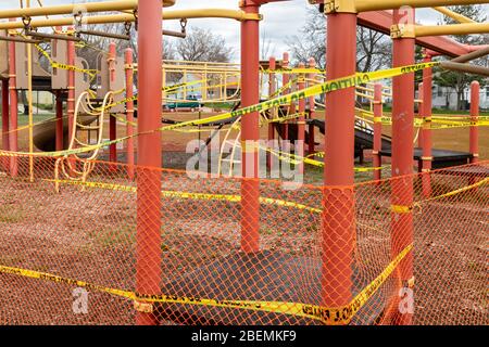 Ferndale, Michigan, États-Unis. 13 avril 2020. Une aire de jeux dans le parc Wanda est fermée en raison de la pandémie de coronavirus. Crédit: Jim West/Alay Live News Banque D'Images