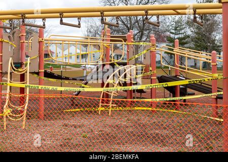 Ferndale, Michigan, États-Unis. 13 avril 2020. Une aire de jeux dans le parc Wanda est fermée en raison de la pandémie de coronavirus. Crédit: Jim West/Alay Live News Banque D'Images