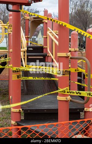 Ferndale, Michigan, États-Unis. 13 avril 2020. Une aire de jeux dans le parc Wanda est fermée en raison de la pandémie de coronavirus. Crédit: Jim West/Alay Live News Banque D'Images