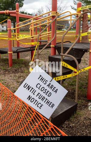 Ferndale, Michigan, États-Unis. 13 avril 2020. Une aire de jeux dans le parc Wanda est fermée en raison de la pandémie de coronavirus. Crédit: Jim West/Alay Live News Banque D'Images