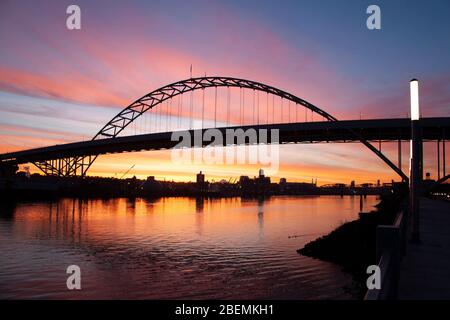 Pont Fremont à Portland avec un ciel rose au lever du soleil Banque D'Images