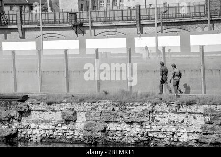 Gardes frontière de Berlin-est près de la Spree en 1989 Banque D'Images