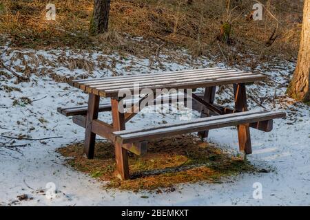 table avec banc dans le parc enneigé Banque D'Images