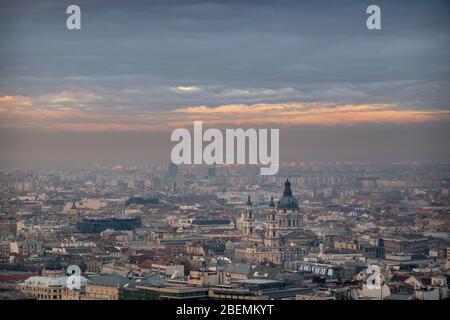 Paysage urbain de Budapest montrant la basilique Saint-Étienne, vue de la colline Gellért Banque D'Images