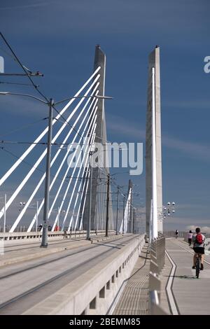 Le pont de Portland'sTilikum Crossing est resté sur la rivière Willamette pendant une journée d'été Banque D'Images