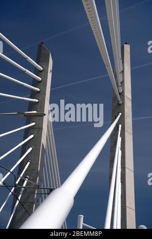 Le pont de Portland'sTilikum Crossing est resté sur la rivière Willamette pendant une journée d'été Banque D'Images