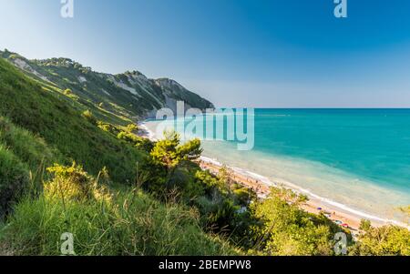 La plage de Mezzavalle le long de la côte du mont Conero près d'Ancona en été (Marche, Italie) Banque D'Images