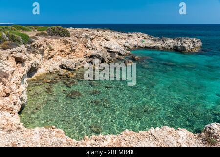 Littoral rocheux et eau transparente à punta Asparano, près de Syracuse, en été (Sicile, Italie) Banque D'Images