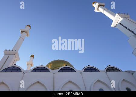 NUR-SULTAN, ASTANA, KAZAKHSTAN - 3 JUIN 2015 : angle de vue spécial sur la mosquée de Nur Astana, belle géométrie et lignes sur le fond du ciel Banque D'Images