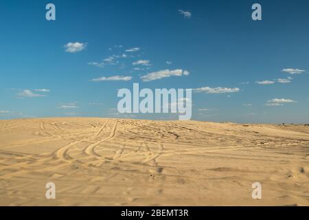 Désert de Kharkiv. Désert à l'est de l'Ukraine. Désert ukrainien. Beaucoup de sable. Dunes de sable. Paysage désert. Banque D'Images
