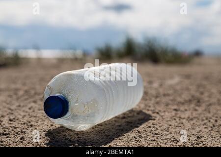 Bouteille en plastique sur la plage Banque D'Images