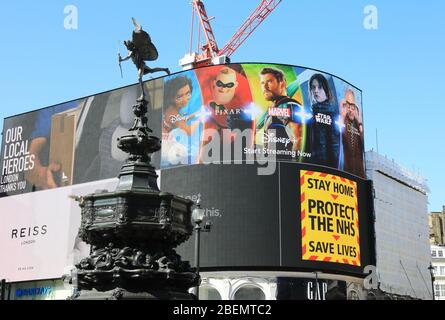 Coronavirus messages gouvernementaux et commerciaux affichés sur les hoardings publicitaires à Piccadilly Circus, Londres, Royaume-Uni Banque D'Images