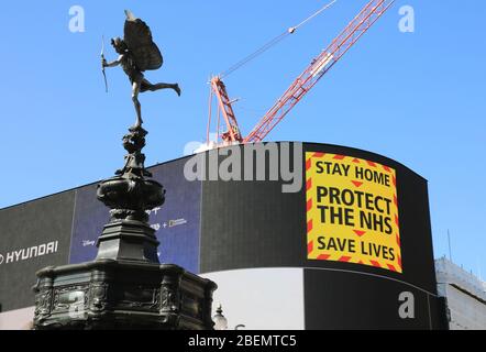 Coronavirus messages gouvernementaux et commerciaux affichés sur les hoardings publicitaires à Piccadilly Circus, Londres, Royaume-Uni Banque D'Images