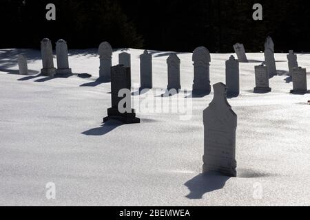 Cimetière de l'Église unie de North Side le jour enneigé à Twillingate, Terre-Neuve, Canada Banque D'Images