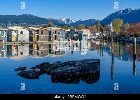 Maisons flottantes, marina de Mosquito Creek, North Vancouver, Colombie-Britannique, Canada Banque D'Images