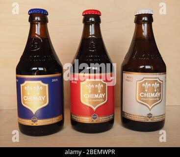 CHIMAY, BELGIQUE - VERS AVRIL 2020: Chimay bleu rouge et blanc bouteilles de bière Banque D'Images