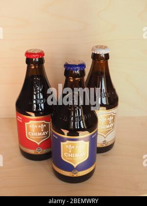 CHIMAY, BELGIQUE - VERS AVRIL 2020: Chimay bleu rouge et blanc bouteilles de bière Banque D'Images