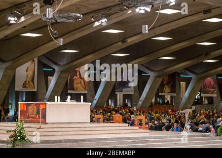 Intérieur de la Basilique souterraine de Saint Pie X à Lourdes, France, Europe Banque D'Images