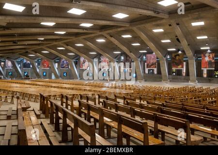 Intérieur de la Basilique souterraine de Saint Pie X à Lourdes, France, Europe Banque D'Images