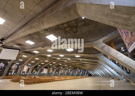 Intérieur de la Basilique souterraine de Saint Pie X à Lourdes, France, Europe Banque D'Images