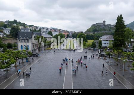 Vue sur la place Rosaire en face de la Basilique notre Dame du Rosaire à Lourdes, France, Europe Banque D'Images