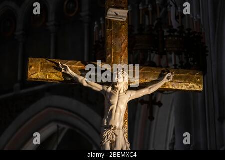 Gros plan sur une sculpture de Jésus-Christ sur la croix de la basilique notre-Dame du Rosaire à Lourdes, France, Europe Banque D'Images