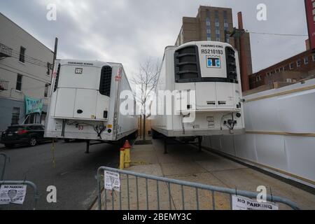 New York, NY, États-Unis. 14 avril 2020. Remorques frigorifiques servant de morgue temporaire à l'extérieur du centre médical de Wyckoff Heights dans le quartier de Brooklyn le 14 avril 2020 à New York. Crédit: Bryan Smith/ZUMA Wire/Alay Live News Banque D'Images