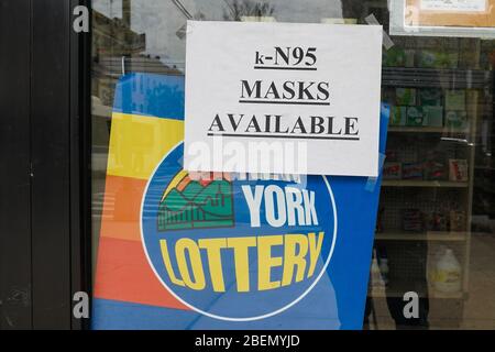 New York, NY, États-Unis. 14 avril 2020. Un panneau annonçant la disponibilité des masques K-95 près du centre médical de Wyckoff Heights dans le quartier de Brooklyn le 14 avril 2020 à New York. Crédit: Bryan Smith/ZUMA Wire/Alay Live News Banque D'Images