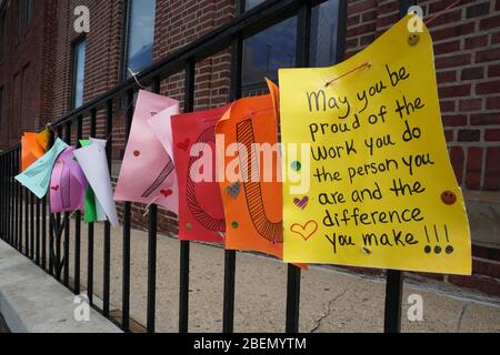 New York, NY, États-Unis. 14 avril 2020. Un panneau remerciant le personnel est suspendu d'une rampe au Brooklyn Hospital Center dans le Borough de Brooklyn le 14 avril 2020 à New York. Crédit: Bryan Smith/ZUMA Wire/Alay Live News Banque D'Images