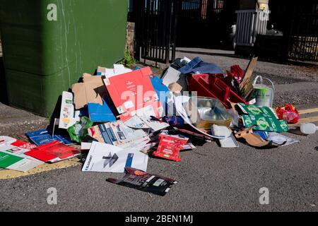 Déchets ménagers déversés sur une route publique près d'une poubelle à roues. Augmentation du basculement à la volée Banque D'Images