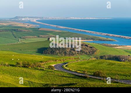 Abbotsbury, Dorset, Royaume-Uni. 14 avril 2020. Météo britannique. Vue sur la chapelle Sainte-Catherine et le lagon de Fleet depuis le sentier de sentier South Dorset Ridgeway à Abbotsbury, dans le Dorset, lors d'une soirée chaude et ensoleillée pendant le verrouillage de la pandémie de coronavirus. La route côtière B3157 est également illustrée. Crédit photo : Graham Hunt/Alay Live News Banque D'Images