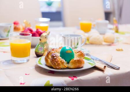 Œufs modernes de Pâques, gâteau de pâques, préparation de vacances. Cuisine traditionnelle de Pâques pour le petit déjeuner Banque D'Images