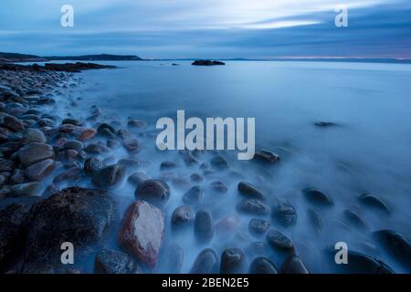 Boulder Beach Sunrise sur le parc national sauvage du Maine Acadia Banque D'Images