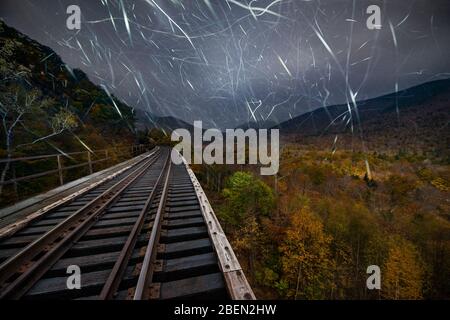 Chemin de fer abandonné Trestle haut au-dessus de la forêt d'automne de la Nouvelle-angleterre Banque D'Images
