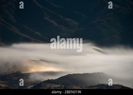 Le brouillard enveloppe les montagnes de Santa Monica à Malibu, en Californie Banque D'Images