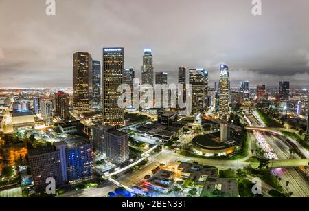 Des prises de vue aériennes nocturnes au-dessus du centre-ville de Los angeles Banque D'Images