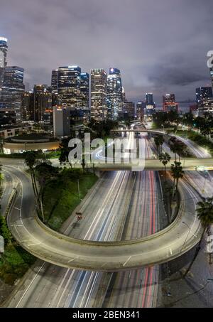 Des prises de vue aériennes nocturnes au-dessus du centre-ville de Los angeles Banque D'Images