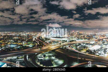 Des prises de vue aériennes nocturnes au-dessus du centre-ville de Los angeles Banque D'Images