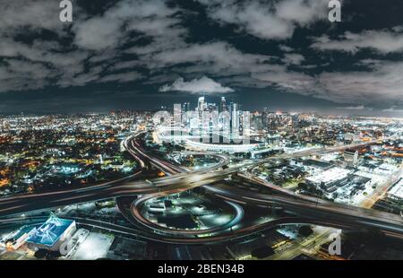 Des prises de vue aériennes nocturnes au-dessus du centre-ville de Los angeles Banque D'Images