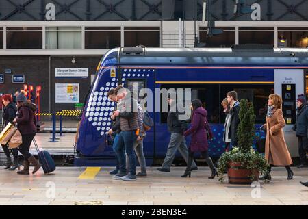 Passagers quittant un train Turbostar Abellio ScoTrail classe 170 à la gare de Glasgow Queen Street Banque D'Images