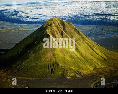 Image aérienne de la montagne Maelifell dans les hauts plateaux de l'Islande Banque D'Images