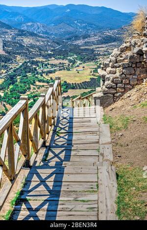 Ruines de l'ancienne cité grecque Pergamon en Turquie lors d'une journée d'été ensoleillée Banque D'Images