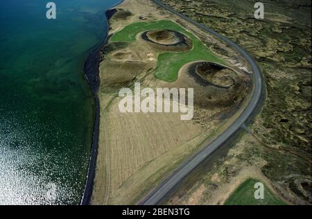 Image aérienne de la route passant par les cratères volcaniques au lac Myvatn / Islande Banque D'Images