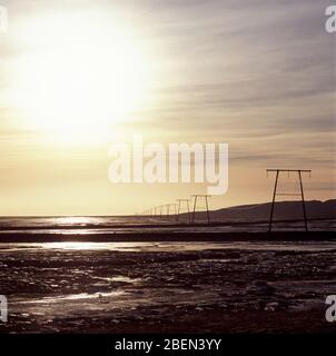 Lignes électriques dans le paysage d'hiver islandais Banque D'Images
