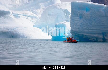 2 hommes voyageant avec un kayak de mer dans l'est du Groenland Banque D'Images