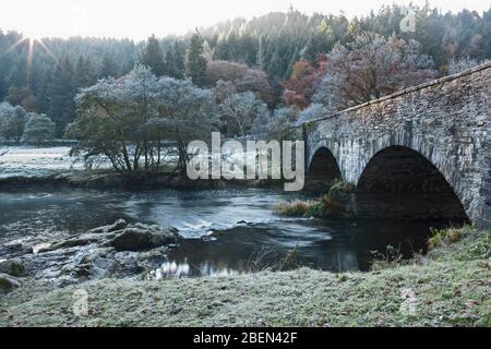 Pont dans le nord du pays de Galles, le matin d'une journée glaciale Banque D'Images