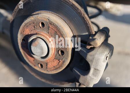 Conduite de frein sur la voiture. Freins lors du remplacement des roues. Freins de manœuvre dans la station de service. Banque D'Images