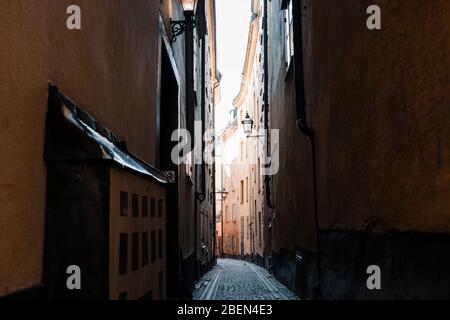 Des rues pavées vides dans le Gamla Stan à Stockholm, en Suède Banque D'Images
