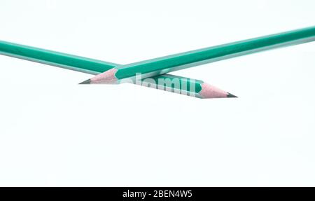 Deux crayons de couleur bleue placés sur un fond de papier blanc isolé Banque D'Images