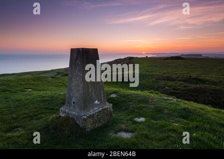 Abbotsbury, Dorset, Royaume-Uni. 14 avril 2020. Météo britannique. Coucher de soleil vue depuis le trigpoint sur le South Dorset Ridgeway au château de Abbotsbury à Dorset, une soirée chaude et ensoleillée pendant le verrouillage pandémique du coronavirus. Crédit photo : Graham Hunt/Alay Live News Banque D'Images